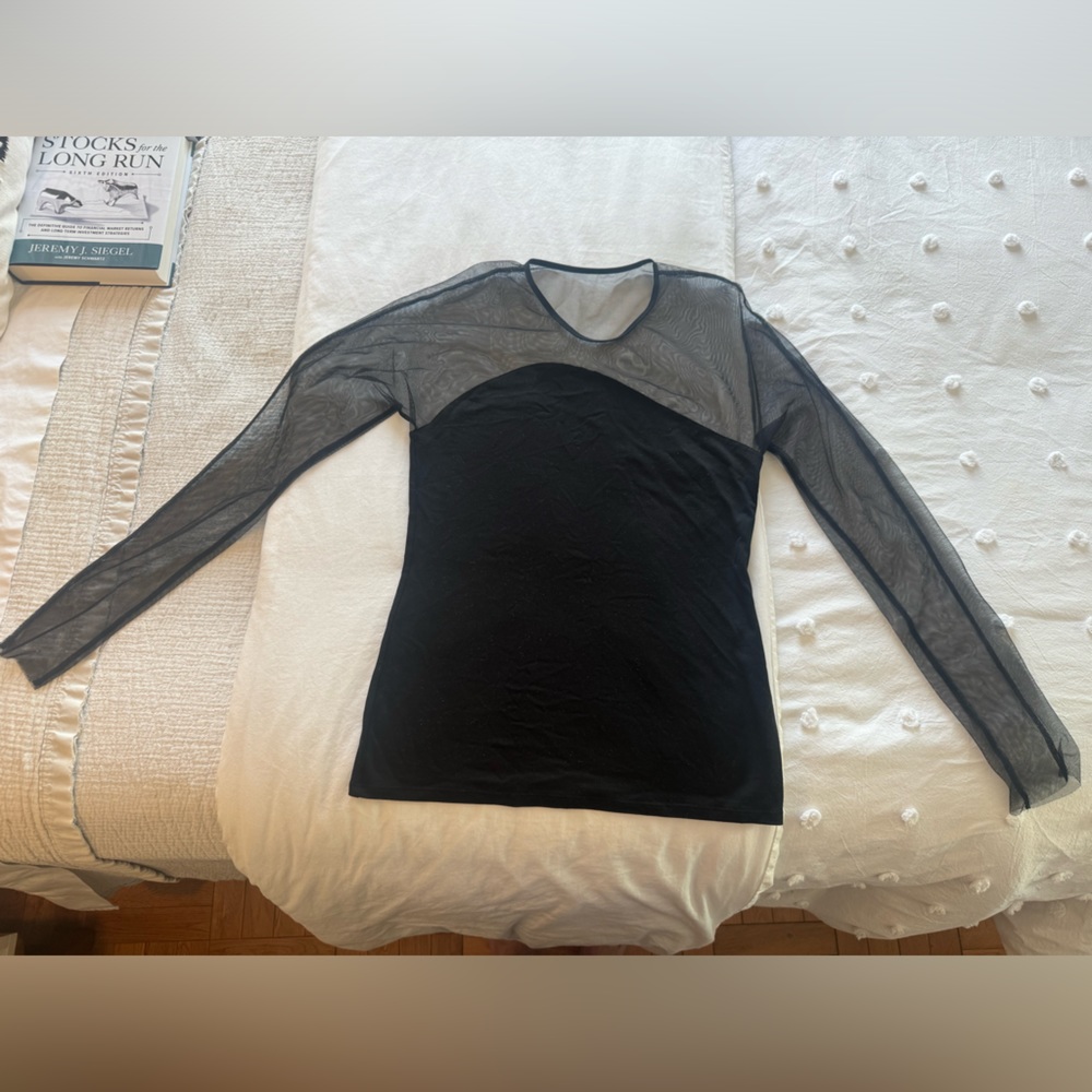Black & mechanical sleeve top